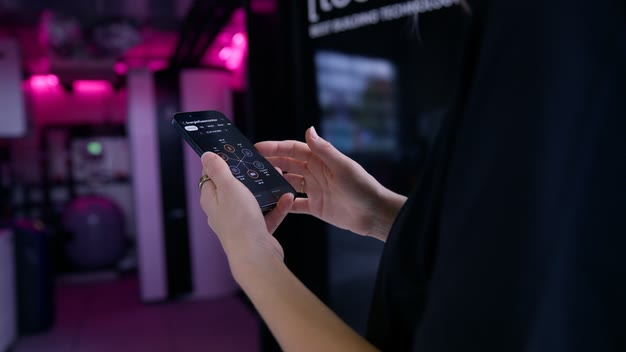 Die [tecbox]-App auf dem Telefon, im Hintergrund der Technikraum