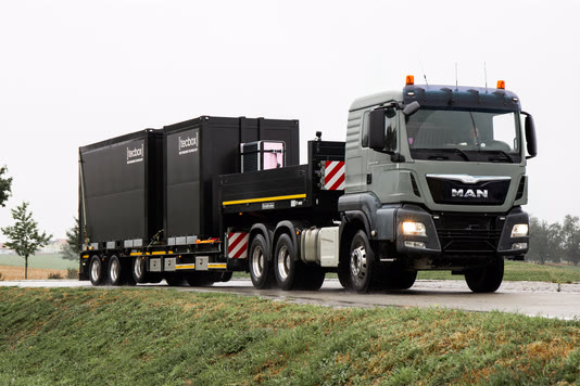 Ein LKW liefert zwei [tecbox] aus