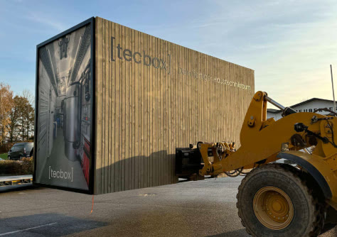 Die [tecbox] wird auf dem Werksgelände verladen