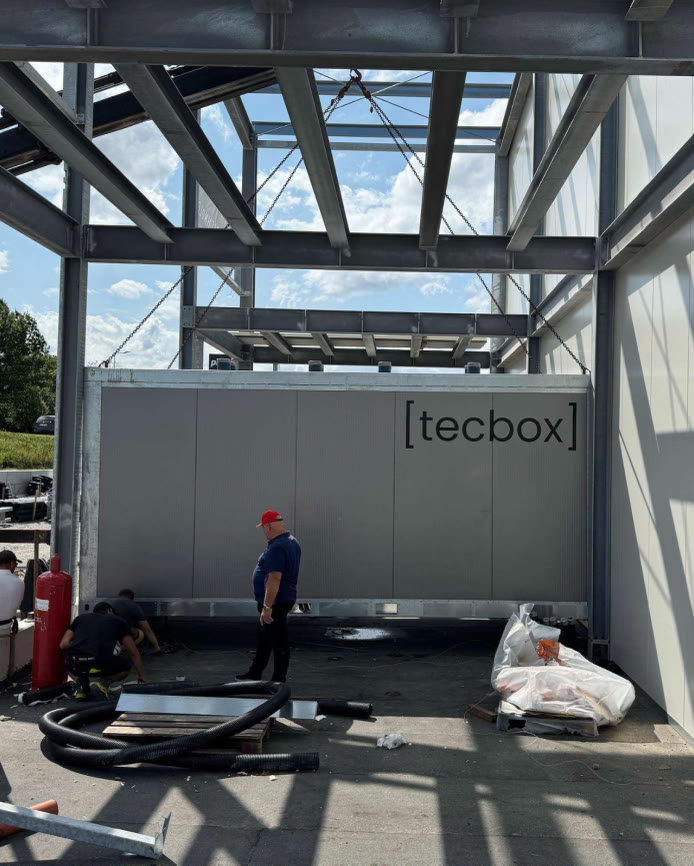 Eine [tecbox] in der Stahlkonstruktion einer Halle