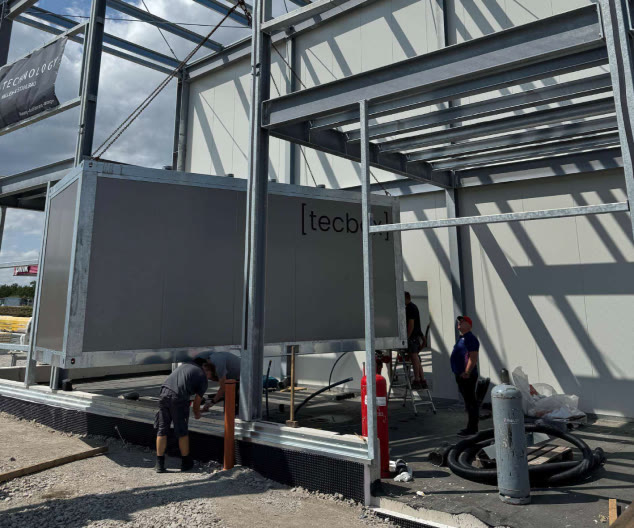 Eine [tecbox] im Rohbau einer Gewerbehalle