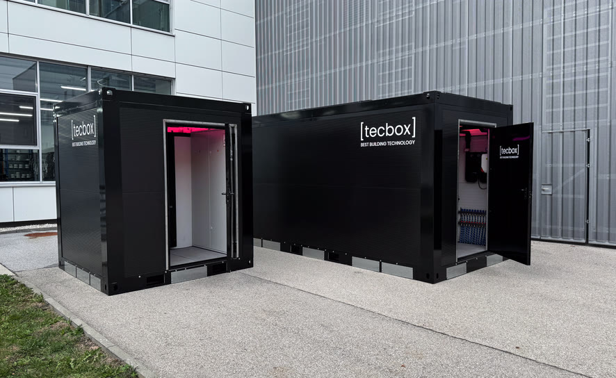 Die [tecbox] wird mit dem Kran auf ihr Fundament gesetzt