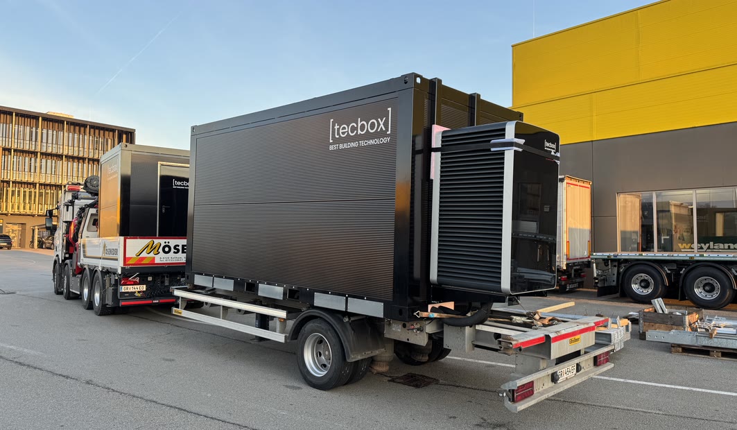 Eine [tecbox] auf dem Tieflader von Gföllner beim Transport