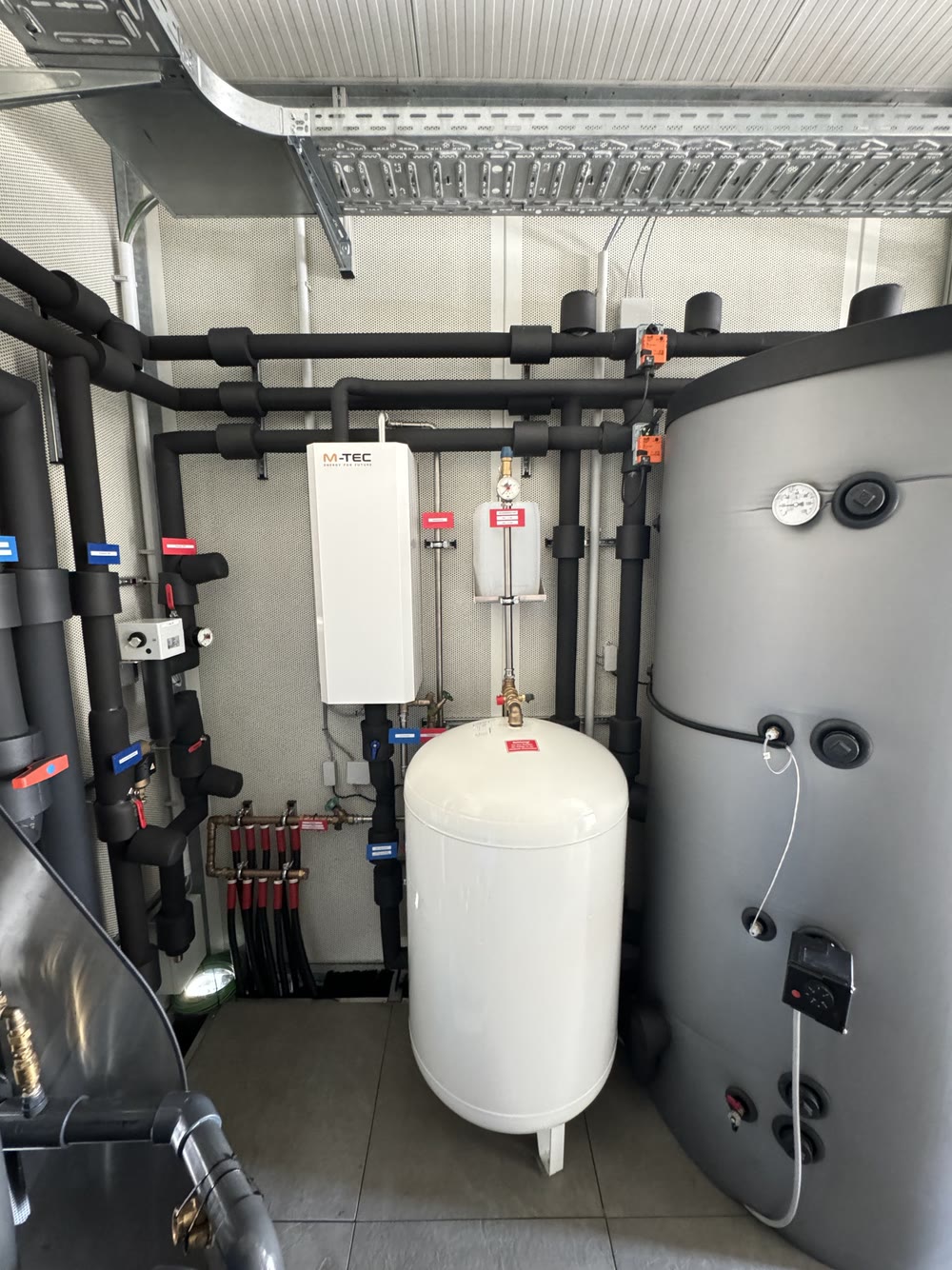 Pufferspeicher, Ausdehnungsgefäß und Warmwasserverteilung in einer [tecbox]