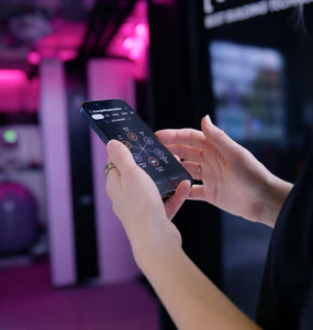 Smartphone mit der App, über die die Haustechnik gesteuert wird