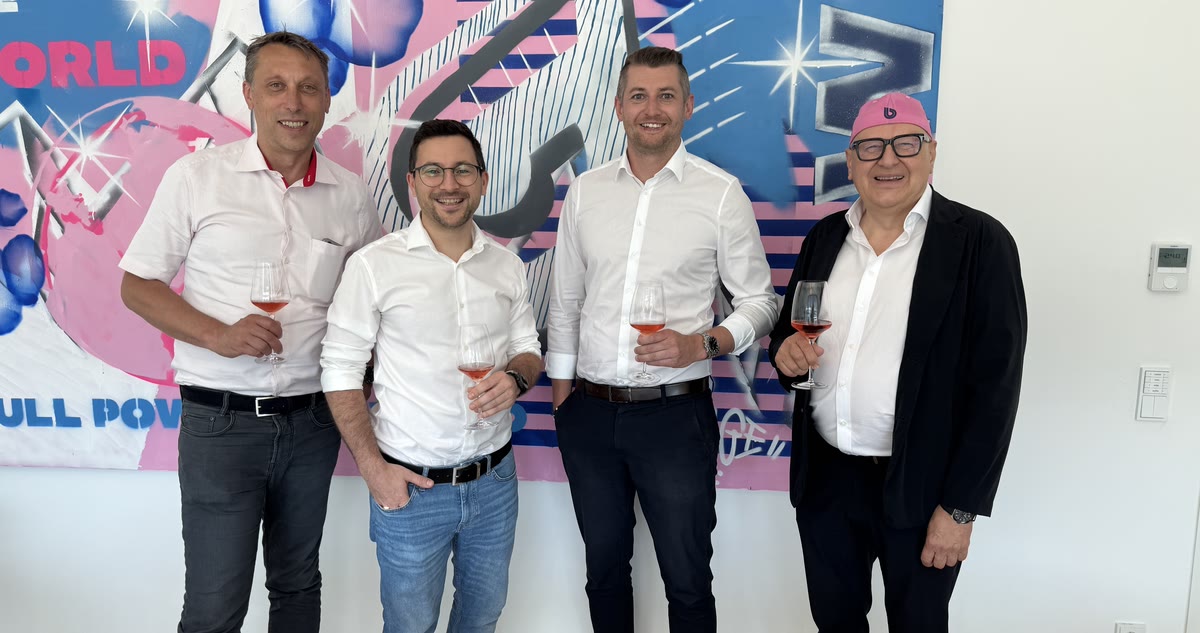 Die Gründer und CEOs von Gföllner, [tecbox] und BWT vor der Wandmalerei im Büro
