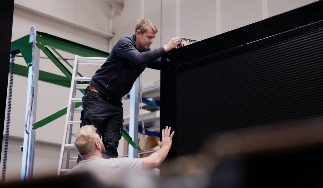 Monteure bei der Installation in einem [tecbox]-Modul